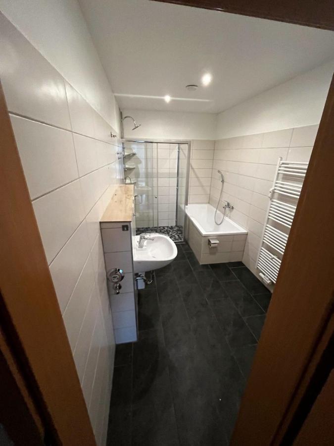 Apartment Fuer Bis Zu 7 Personen Mit Balkon Halberstadt Bagian luar foto